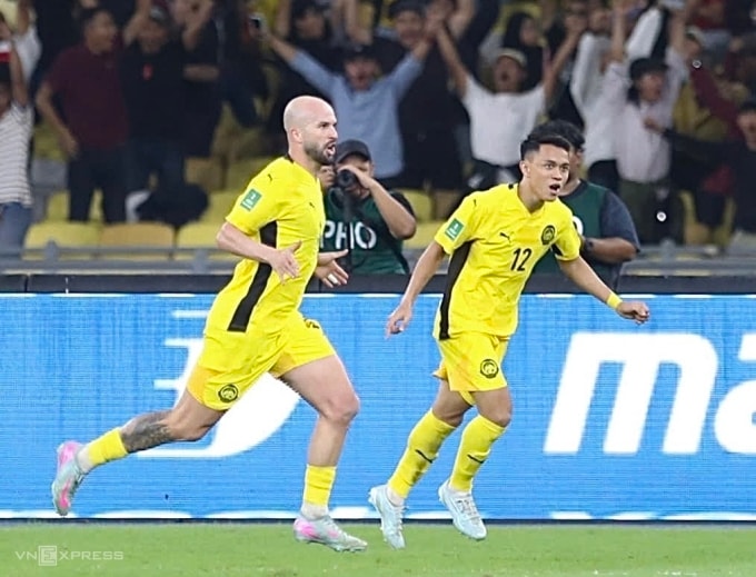 Tiền đạo gốc Brazil Joao Figueireido (trái) mừng bàn mở tỷ số trong trận Malaysia thắng Việt Nam 4-0 ở lượt hai bảng F vòng loại cuối Asian Cup 2027, trên sân Bukit Jalil, Malaysia ngày 10/6/2025. Ảnh: Hai Tư