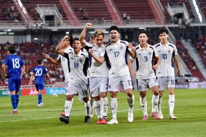 Chanathip Songkrasin (số 18) và Seksan Ratree (số 17) ghi bàn giúp Thái Lan hạ Đài Loan 2-0 ở lượt ba bảng D vòng loại cuối Asian Cup 2027, trên sân Rajamangala, Thái Lan ngày 9/10/2025. Ảnh: FAT