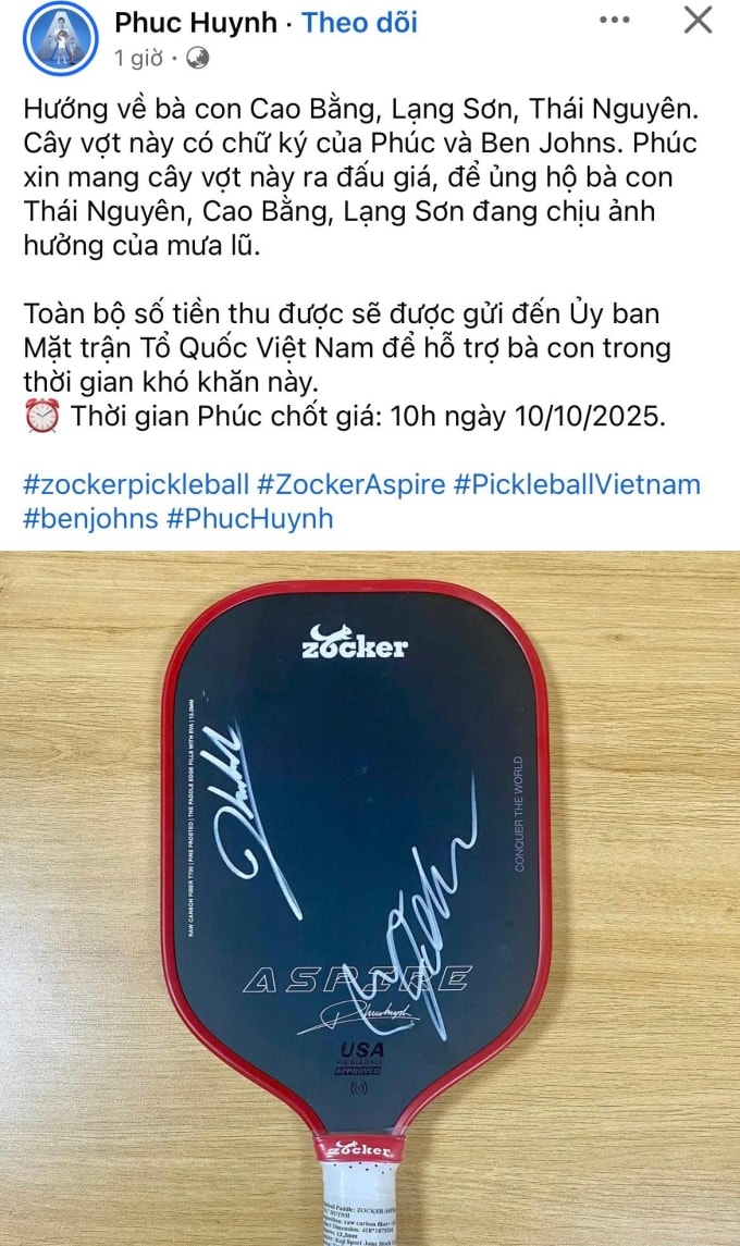 Phúc Huỳnh đấu giá vợt có chữ ký của tay vợt Ben Johns để ủng hộ đồng bào vùng lũ.