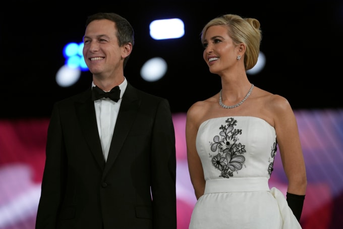 Jared Kushner cùng vợ Ivanka Trump trong sự kiện mừng Tổng thống Donald Trump nhậm chức tại Washington ngày 20/1. Ảnh: AP