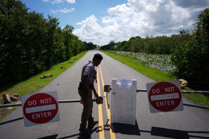 Nhân viên Cơ quan Công viên Quốc gia Mỹ chặn đường vào một khu vực ở công viên quốc gia Everglades, bang Florida ngày 1/10. Ảnh: AP
