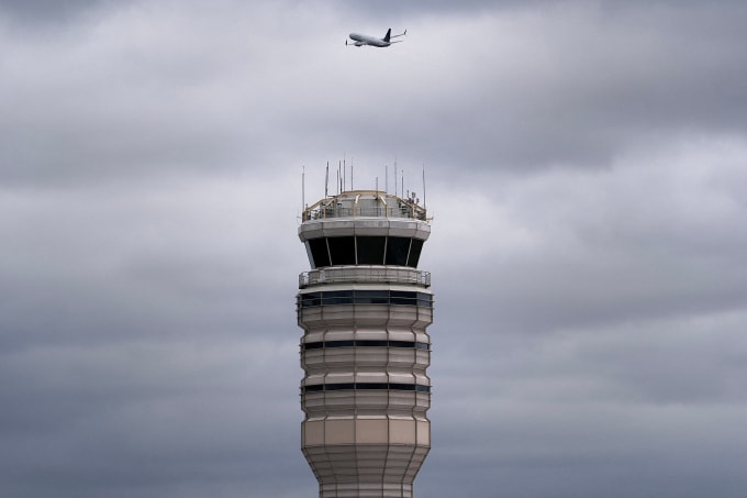 Tháp kiểm soát không lưu tại sân bay Reagan, Arlington, Virginia, ngày 8/10. Ảnh: Reuters