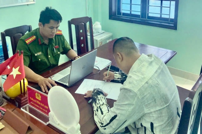 Công an làm việc với người đàn ông vi phạm. Ảnh: Công an cung cấp