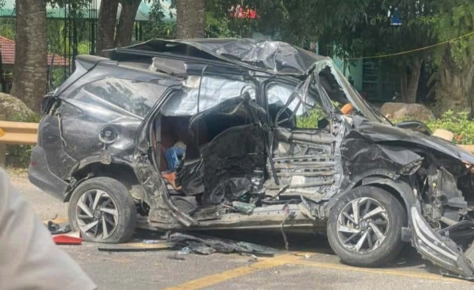 Xe ô tô 7 chỗ bị biến dạng sau tai nạn. Ảnh: Oanh Trần