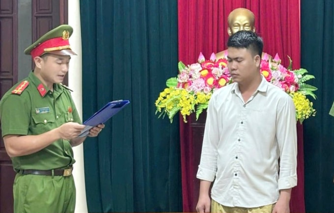 Cảnh sát đọc lệnh khởi tố bị can Hồ Văn Dũng. Ảnh: Công an tỉnh Quảng Trị