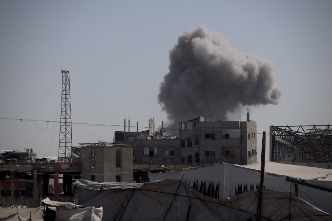 Khói bốc lên trong một cuộc không kích của Israel vào thành phố Khan Younis, Dải Gaza ngày 8/10. Ảnh: AFP