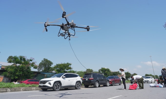 Một drone của Viettel trong quá trình vận chuyển hàng hoá. Ảnh: VTP