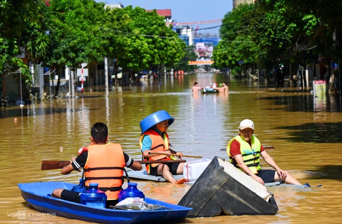 Đường Minh Cầu, trung tâm Thái Nguyên sáng nay nước rút khoảng một mét, nhưng vẫn sâu 1,5 m. Ảnh: Giang Huy