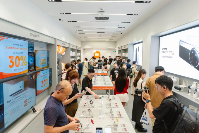 Người dùng trải nghiệm sản phẩm Xiaomi. Ảnh: Xiaomi