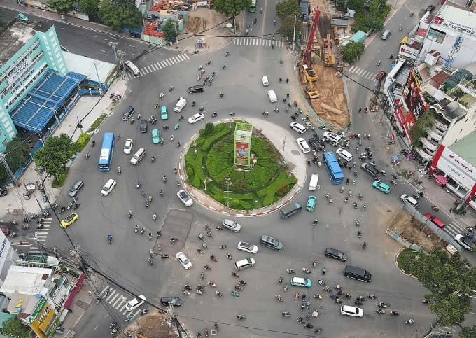 Vòng xoay công trường Dân Chủ được xén một phần để mở thêm diện tích cho xe chạy, ngày 9/10. Ảnh: Hạ Giang