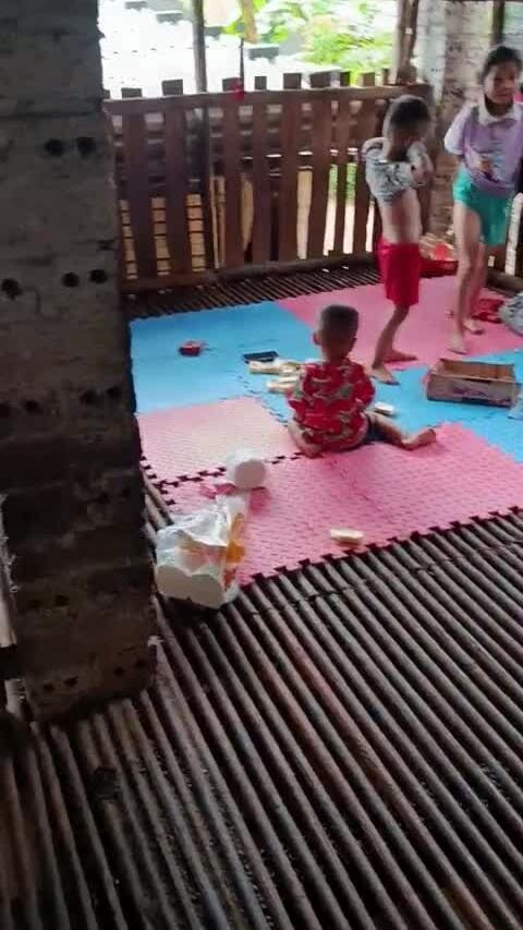 Người Lạng Sơn vào hang, leo nóc nhà tránh lũ