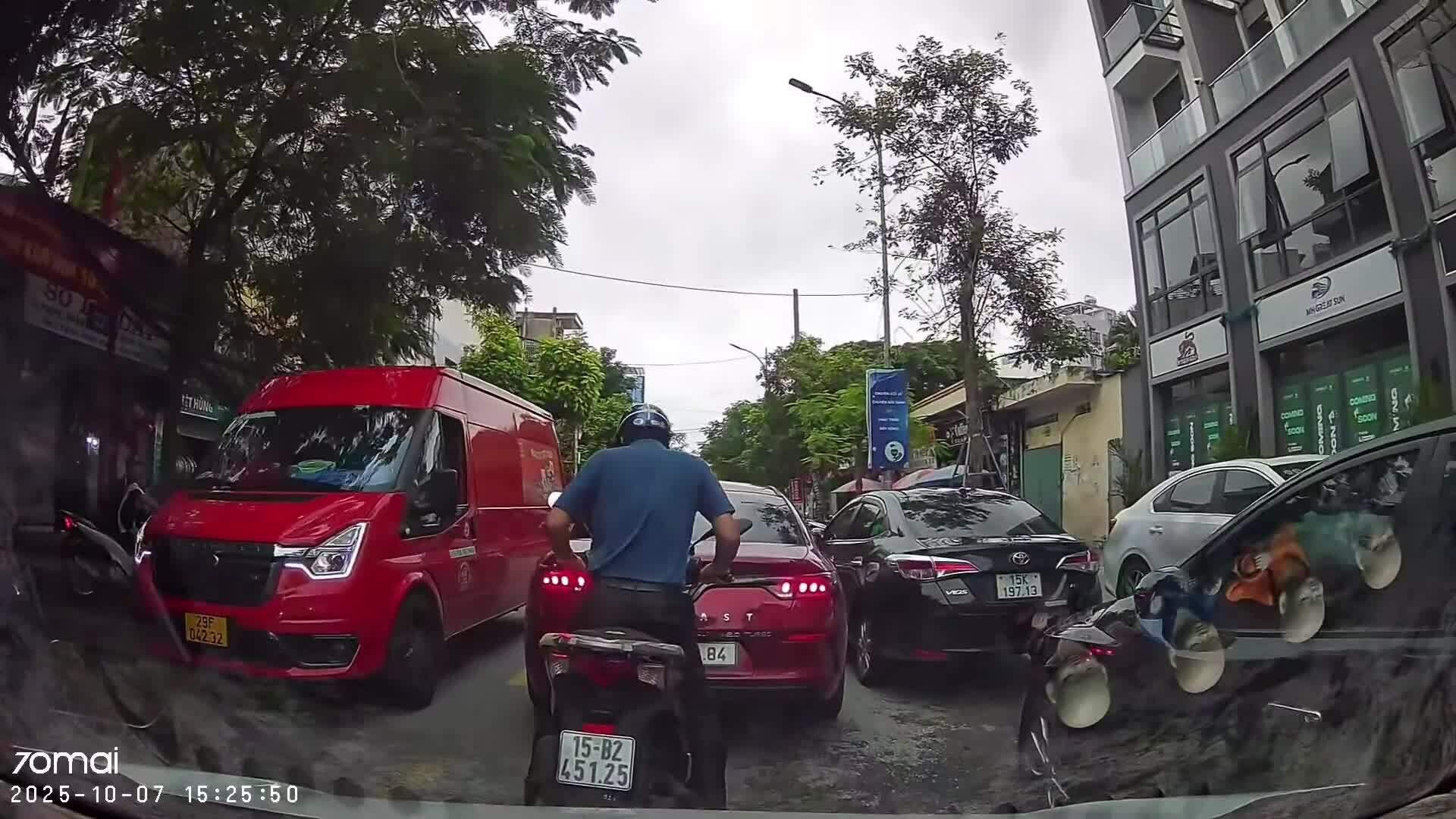 Người đi xe máy húc vào đuôi ôtô rồi bỏ đi