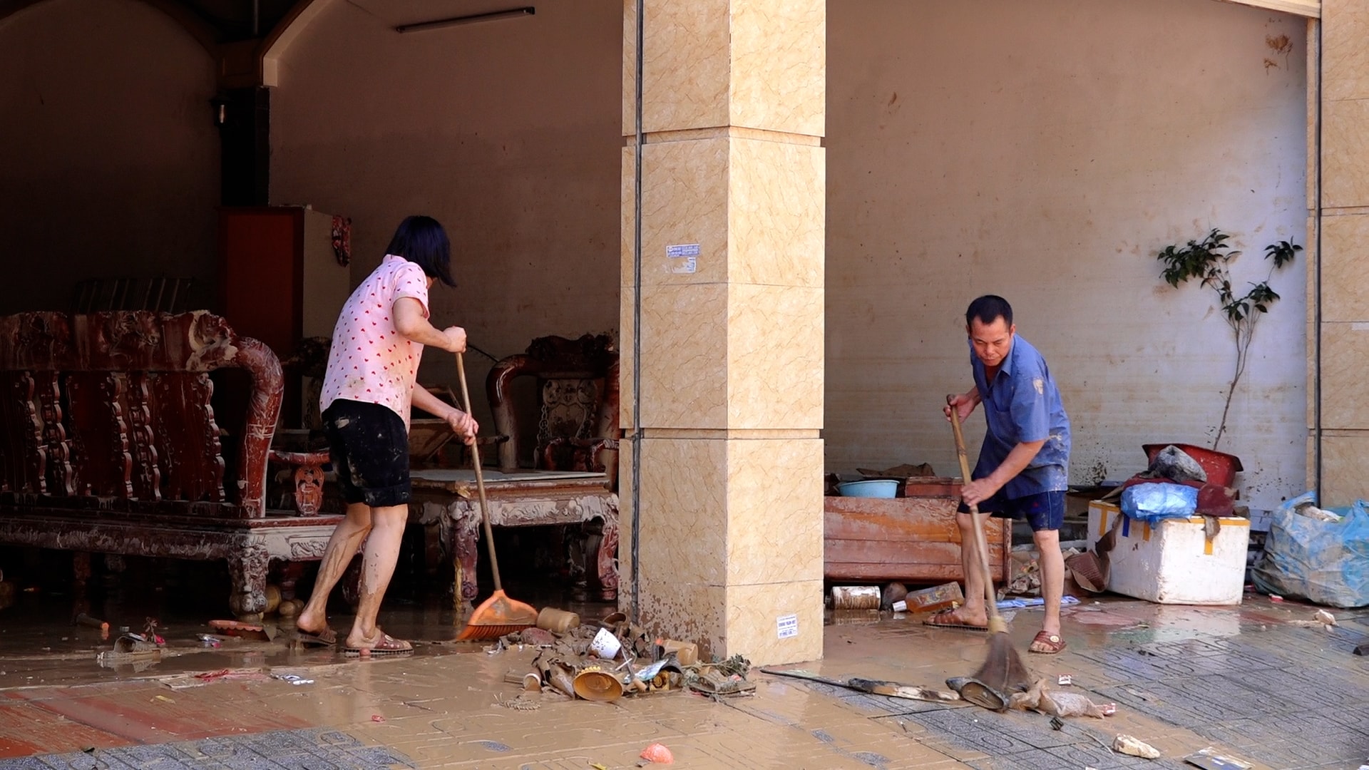 Người dân Thái Nguyên dọn nhà sau lũ