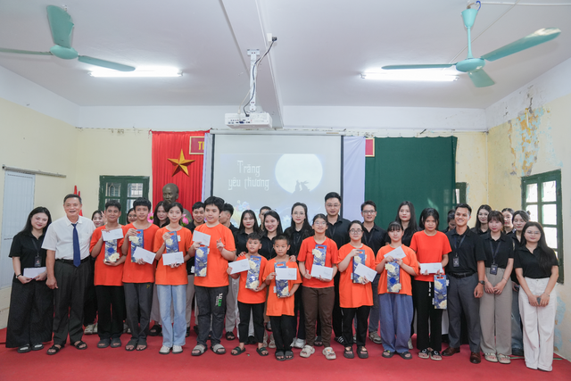 Từ phòng khám đến phòng học: Bác sĩ Vũ Trọng Tiến  đồng hành cùng trẻ em khiếm thính - Ảnh 1.