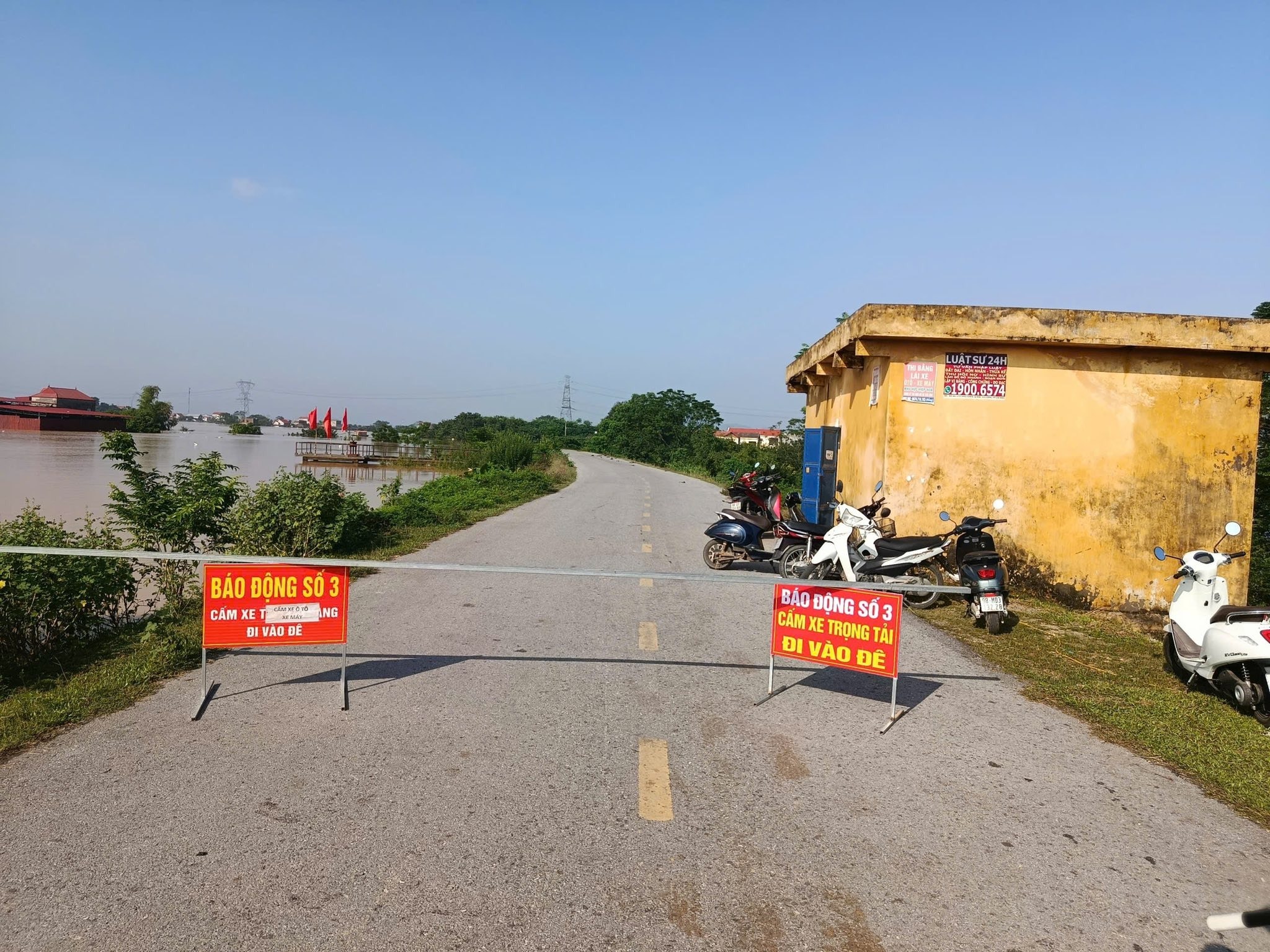 Lũ sông Cầu Bắc Ninh khiến nhiều thôn chìm trong biển nước , cuộc sống đảo lộn - Ảnh 3.