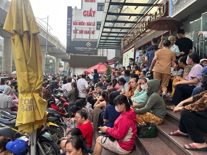 Giá vàng lập đỉnh mới: Người dân xếp hàng chờ mua vàng tại Hà Nội - Ảnh 5. Giá vàng lập đỉnh mới: Người dân xếp hàng chờ mua vàng tại Hà Nội - Ảnh 5.