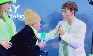Được khán giả 85 tuổi lên sân khấu tặng tiền, Hồ Văn Cường phản ứng thế nào?