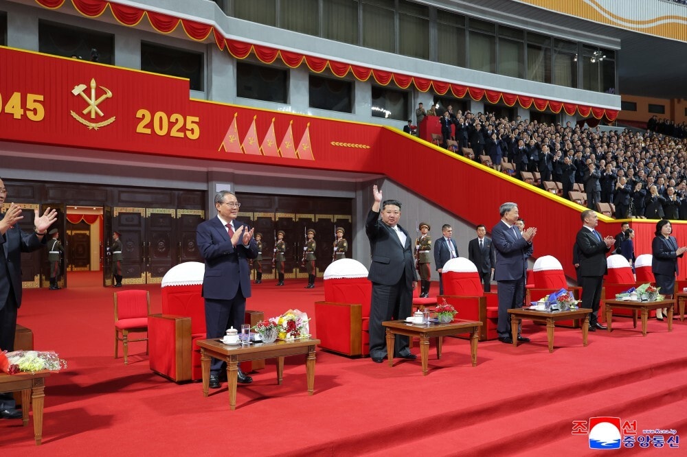 Tổng Bí thư, Chủ tịch Quốc vụ Triều Tiên Kim Jong-un xuất hiện tại sự kiện cùng với nguyên thủ các đảng và chính phủ các nước.