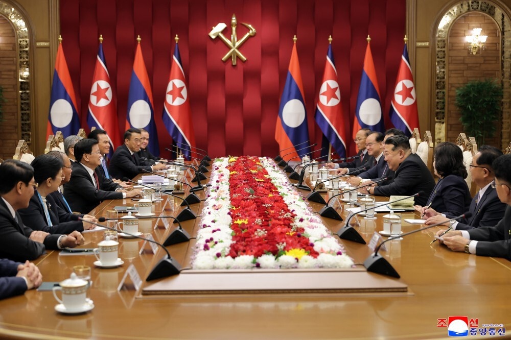 Tổng Bí thư Đảng Lao động Triều Tiên, Chủ tịch Quốc vụ nước Cộng hòa Dân chủ Nhân dân Triều Tiên Kim Jong-un đã hội đàm với Tổng Bí thư, Chủ tịch nước Lào Thongloun Sisoulith sang thăm cấp Nhà nước tới Triều Tiên và dự Lễ kỷ niệm 80 năm thành lập Đảng Lao động Triều Tiên.