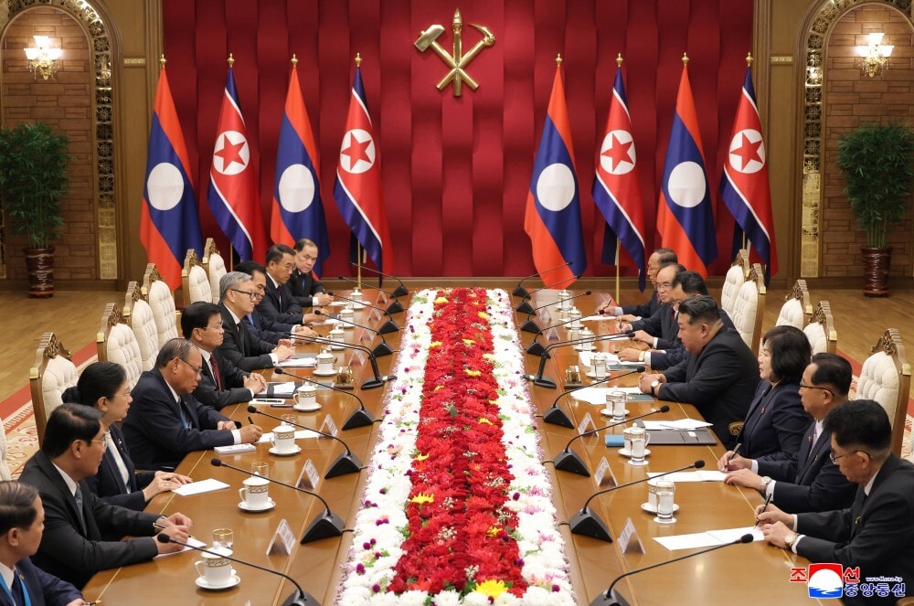 Tại buổi hội đàm, ông Kim Jong-un và ông Thongloun Sisoulith giới thiệu những kinh nghiệm mà hai đảng, hai nước đạt được trong công cuộc xây dựng Đảng, Nhà nước và thảo luận về những vấn đề phát sinh trong việc thúc đẩy hợp tác song phương giữa CHDCND Triều Tiên và CHDCND Lào.