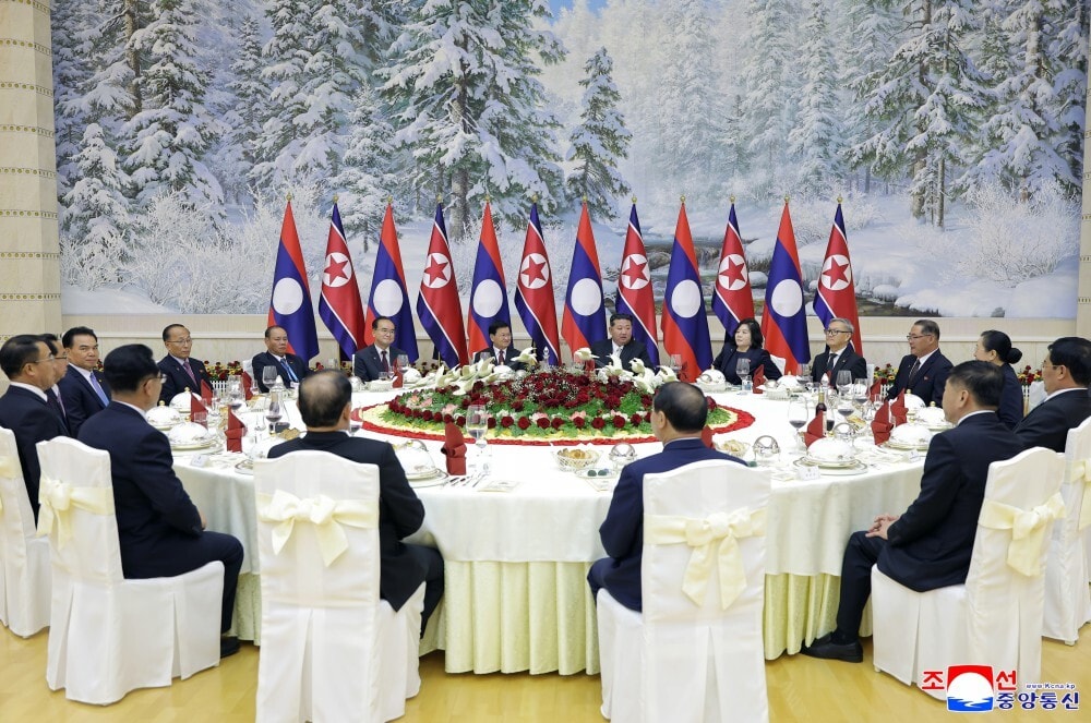 Buổi tối, nhà lãnh đạo Triều Tiên Kim Jong-un chủ trì tiệc chiêu đãi chào mừng chuyến thăm Bình Nhưỡng của Tổng Bí thư, Chủ tịch nước Lào Thongloun Sisoulith.