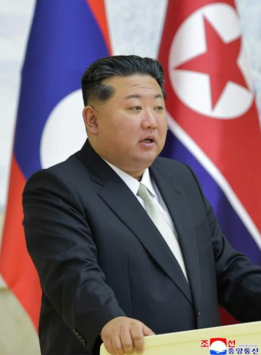 Đồng chí Kim Jong-un và Tổng Bí thư, Chủ tịch nước Lào Thongloun Sisoulith có bài phát biểu tại tiệc chiêu đãi.