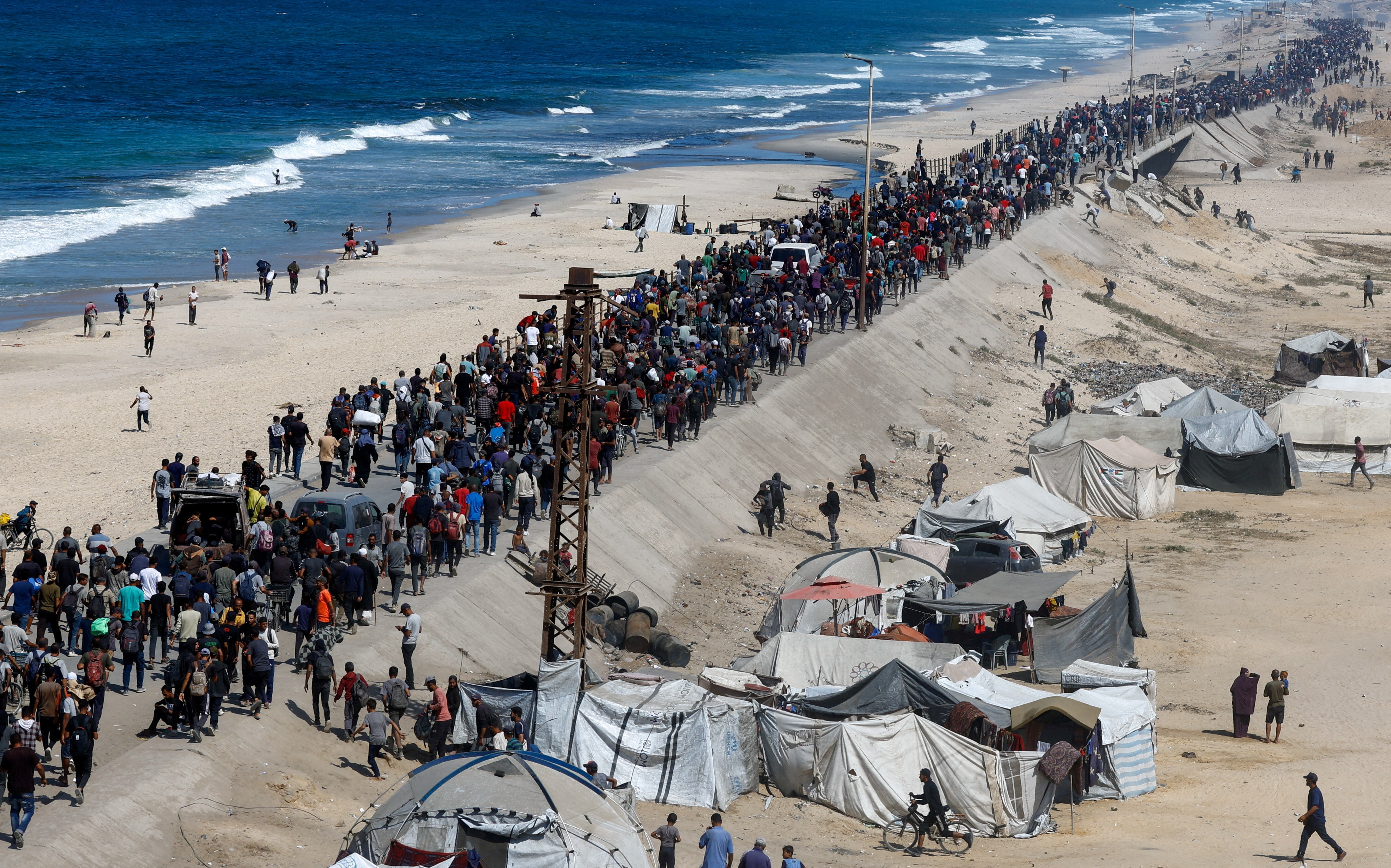 Dòng người trở về quê nhà sau khi lệnh ngừng bắn giữa Israel và Hamas có hiệu lực. (Ảnh: Reuters)
