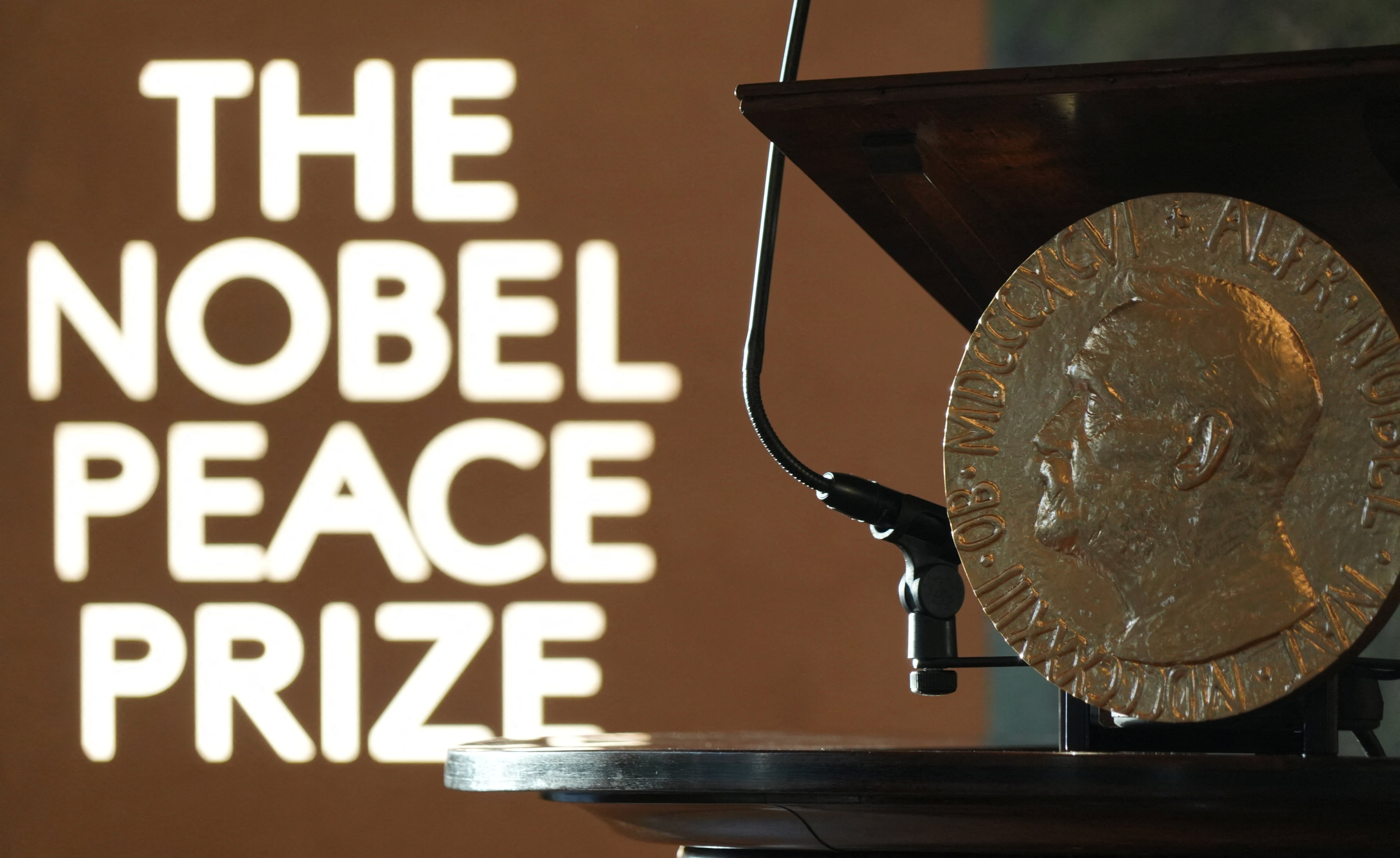 Bản sao Huy chương Nobel Hòa bình tại trụ sở của viện ở Oslo, Na Uy. (Ảnh: Reuters)