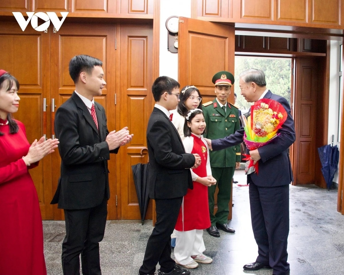 Tổng Bí thư Tô Lâm tới thăm cán bộ, nhân viên Đại sứ quán Việt Nam tại Triều Tiên.