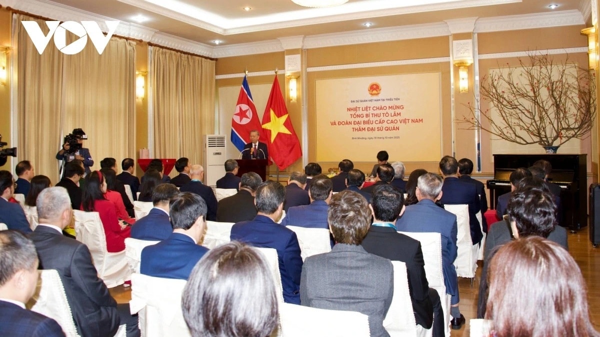 Tổng Bí thư Tô Lâm làm việc với cán bộ, nhân viên Đại sứ quán Việt Nam tại Triều Tiên.
