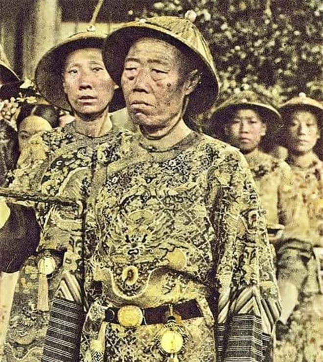 Có thể thấy Lý Liên Anh sở hữu ngoại hình kém sắc: gương mặt nhỏ, nước da sạm, lấm tấm mụn và ánh mắt sắc lạnh. (Ảnh: Sohu)