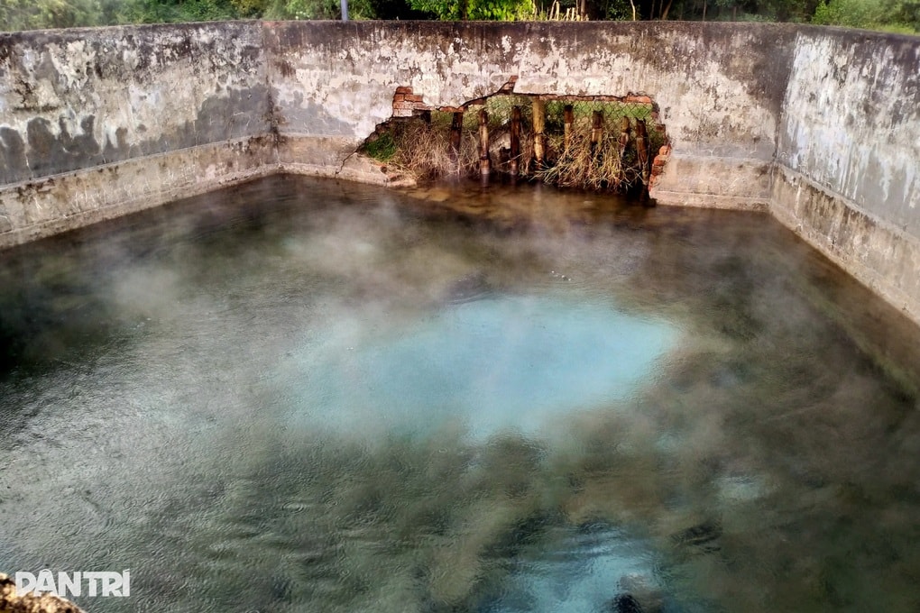 Bể nước tự sôi, bốc khói ngày đêm ở Đà Nẵng - 3