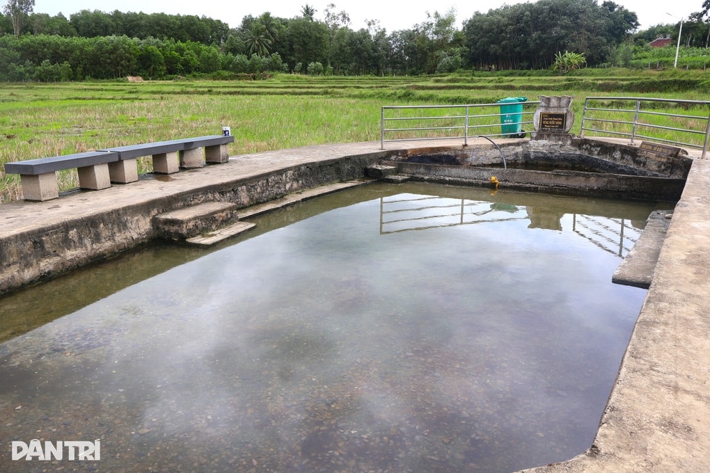 Bể nước tự sôi, bốc khói ngày đêm ở Đà Nẵng - 1