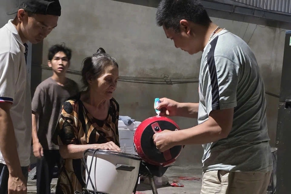 Thợ sửa đồ điện tử miễn phí nhận quà cảm ơn đặc biệt của dân vùng ngập - 2 Thợ sửa đồ điện tử miễn phí nhận quà cảm ơn đặc biệt của dân vùng ngập - 2