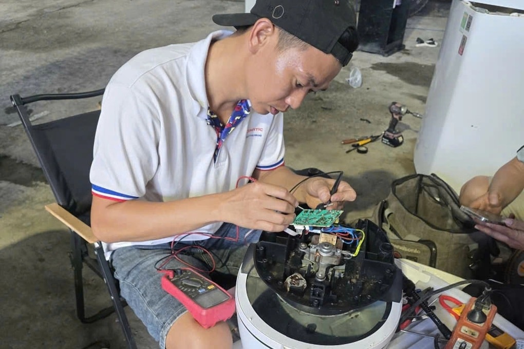 Thợ sửa đồ điện tử miễn phí nhận quà cảm ơn đặc biệt của dân vùng ngập - 3 Thợ sửa đồ điện tử miễn phí nhận quà cảm ơn đặc biệt của dân vùng ngập - 3