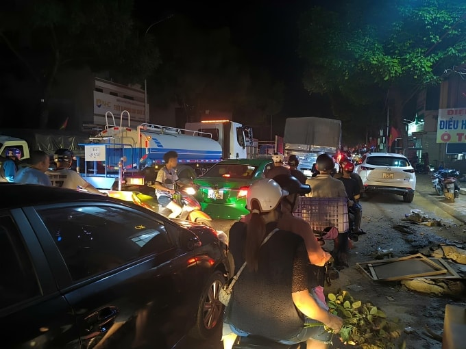 Vợ chồng anh Lực về TP Thái Nguyên, nhưng được tắc cứng vì xe cộ, đồ đạc trôi ra đường sau lũ chưa được dọn dẹp. Ảnh: Hoàng Lực.