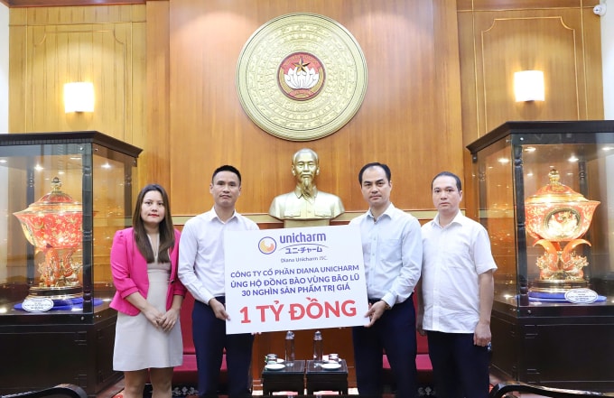 Đại diện Diana Unicharm trao tặng ủng hộ qua Ủy ban Trung ương Mặt trận Tổ quốc Việt Nam.