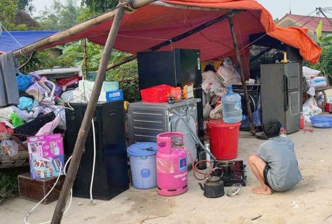 Người dân thôn Đô Tân, xã Trung Giã sơ tán đồ đạc lên mặt đê lớn, chạy lũ, sáng 10/10. Ảnh: Nguyễn Văn Vở