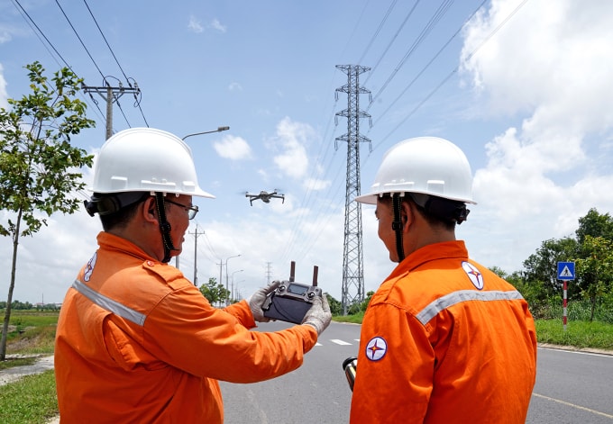 Công nhân điện lực ứng dụng thiết bị flycam trong công tác kiểm tra lưới điện. Ảnh: EVNSPC