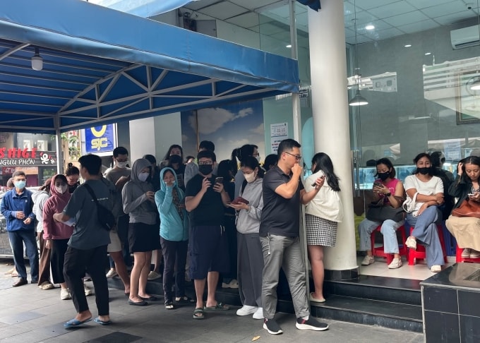 Một góc người dân xếp hàng chờ mua nhẫn trơn tại trụ sở SJC, đường Nguyễn Thị Minh Khai. Ảnh: Quỳnh Trang
