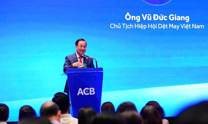 Ông Vũ Đức Giang, Chủ tịch Hiệp hội Dệt may Việt Nam (VITAS) chia sẻ tại hội nghị 9/10. Ảnh: BTC