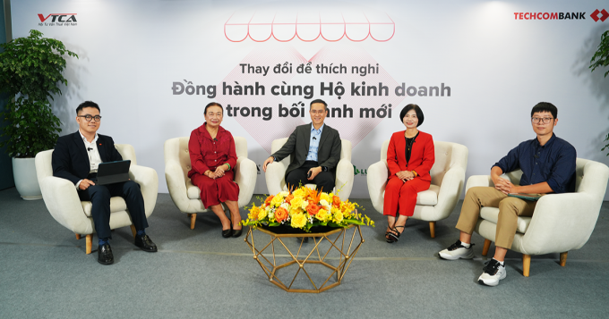 Ông Ngô Anh Tuấn (Techcombank) cùng bà Nguyễn Thị Cúc, Chủ tịch Hội tư vấn thuế Việt Nam trong tọa đàm giải đáp thuế cho hộ kinh doanh. Ảnh: Techcombank