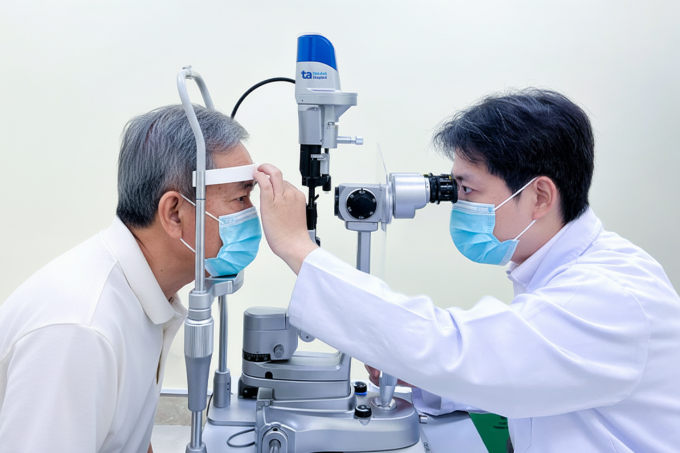 Bác sĩ Huy khám mắt cho ông Sang. Ảnh: Bệnh viện Đa khoa Tâm Anh