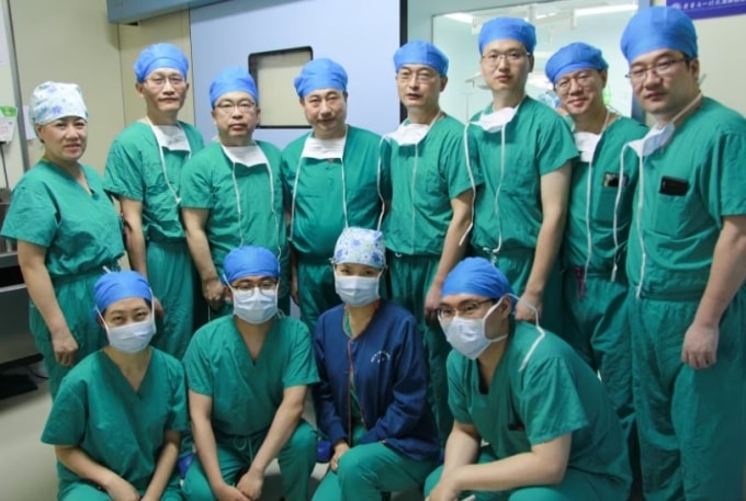 Các bác sĩ tại Bệnh viện Liên kết số 1 thuộc Đại học Y An Huy, Trung Quốc, cấy ghép gan lợn cho một bệnh nhân nam 71 tuổi hồi tháng 5/2024. Ảnh: Beicheng Sun