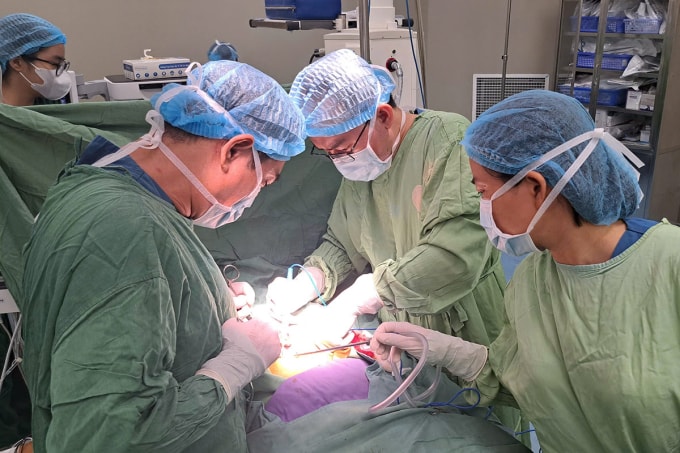 Các bác sĩ nhiều chuyên khoa cùng tham gia cứu chữa bệnh nhân. Ảnh: Trần Phương
