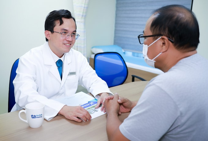 Bác sĩ Bảo tư vấn chăm sóc sức khỏe sau điều trị cho ông Thật. Ảnh: Phòng khám Đa khoa Tâm Anh Quận 7
