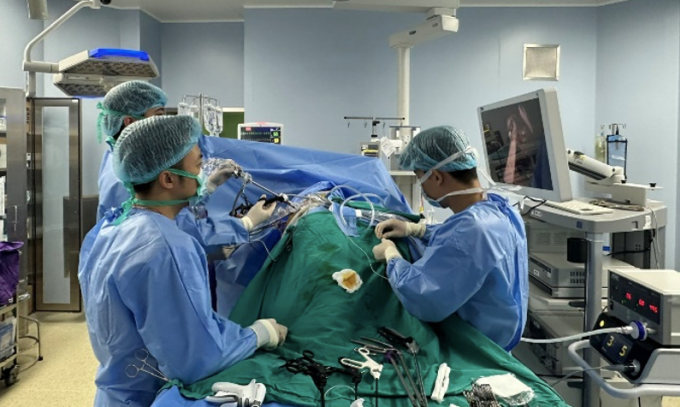Các bác sĩ phẫu thuật cho bệnh nhân. Ảnh: Lan Hương