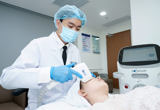 Bác sĩ sử dụng công nghệ SUPERB để nâng cơ cho một phụ nữ. Ảnh minh họa: Bệnh viện Đa khoa Tâm Anh