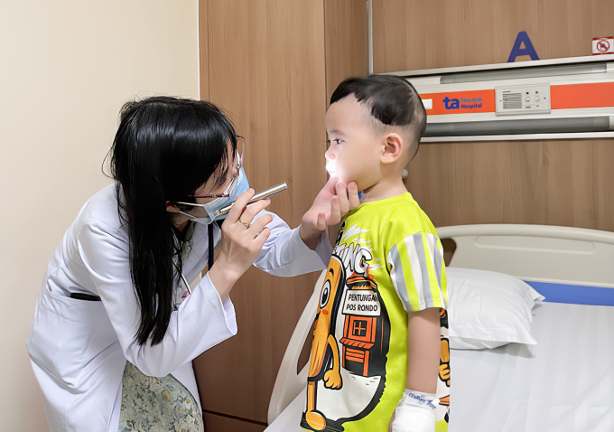 Bác sĩ Ngọc khám cho bé Thái. Ảnh: Bệnh viện Đa khoa Tâm Anh
