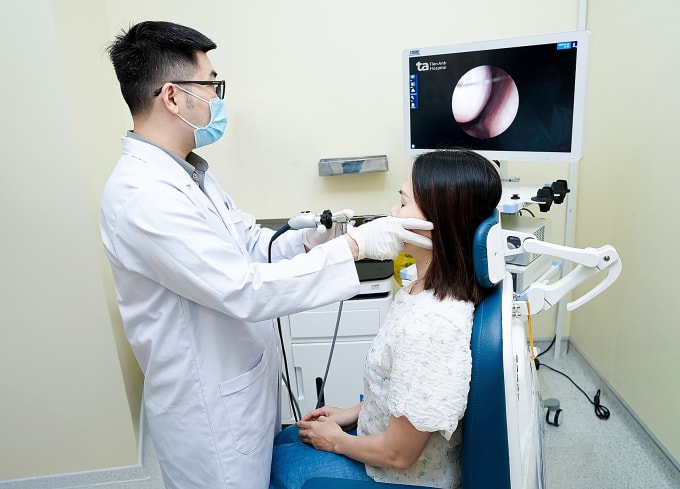 Bác sĩ Long đang nội soi mũi cho một người bệnh. Ảnh: Bệnh viện Đa khoa Tâm Anh